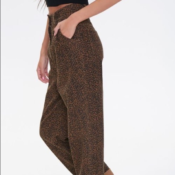 NWT Forever 21 Leopard Print Ultra High Rise Baggy Fit Mom Jeans Cuffed Ankle - Picture 2 of 10